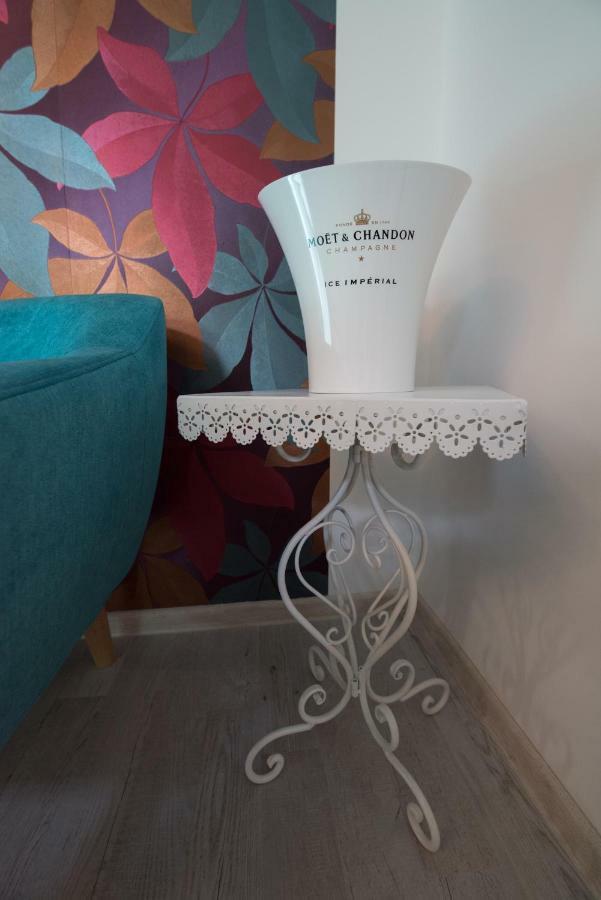 Queen Holiday Apartment Boekarest Buitenkant foto