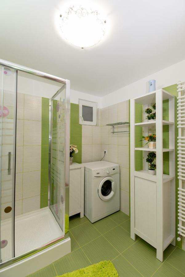 Queen Holiday Apartment Boekarest Buitenkant foto